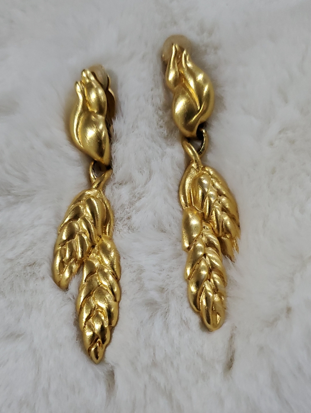 Vintage Gold Tone Leaf Drop Earrings Dressy Drama Runway Classic Mobwife Power